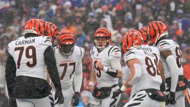 Cincinnati Bengals quarterback Joe Burrow (9) calls a play in the first quarter of the NFL divisional playoff football game between the Cincinnati Bengals and the Buffalo Bills, Sunday, Jan. 22, 2023, at Highmark Stadium in Orchard Park, N.Y. The Bengals led 17-7 at halftime. Cincinnati Bengals At Buffalo Bills Afc Divisional Jan 22 374